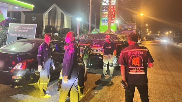 Автомобиль врезался в припаркованный грузовик в Чонбури, водитель погиб