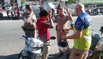 Американские эмигранты дарят жителям Паттайи шлемы для повышения безопасности