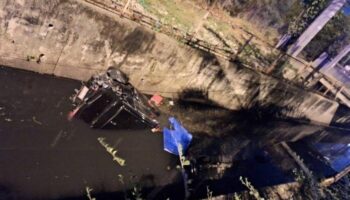 Бангкок: Автомобиль и пикап упали в канал, пятеро пострадали