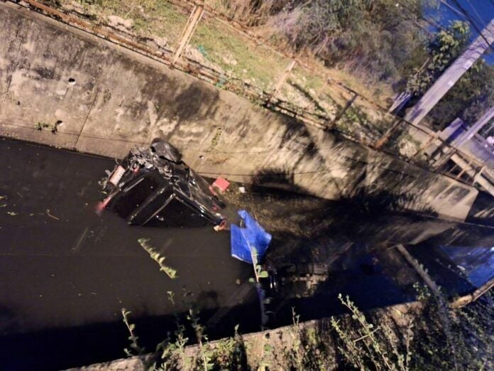 Бангкок: Автомобиль и пикап упали в канал, пятеро пострадали