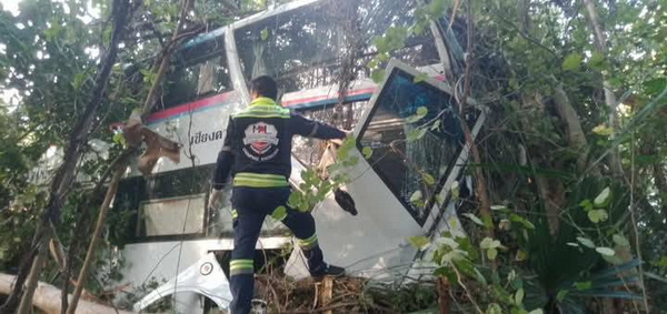 В результате аварии автобуса Бангкок -Лоэй в Чумпхе погиб один человек