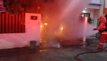 В результате взрыва припаркованного автомобиля в Чонбури чуть не загорелся дом