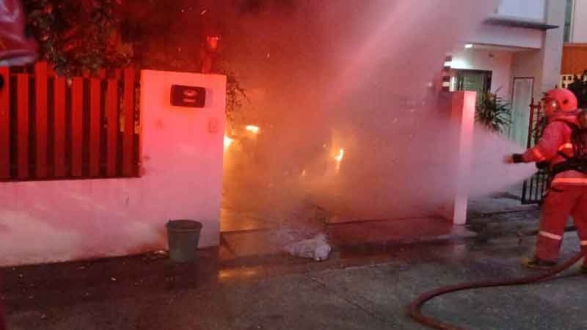 В результате взрыва припаркованного автомобиля в Чонбури чуть не загорелся дом