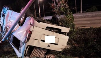 В результате взрыва шины фургона на тайском шоссе пострадали 14 лаосских рабочих