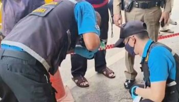 В результате вооруженного нападения на магазин цыплят-гриль в Прачинбури погибли трое человек