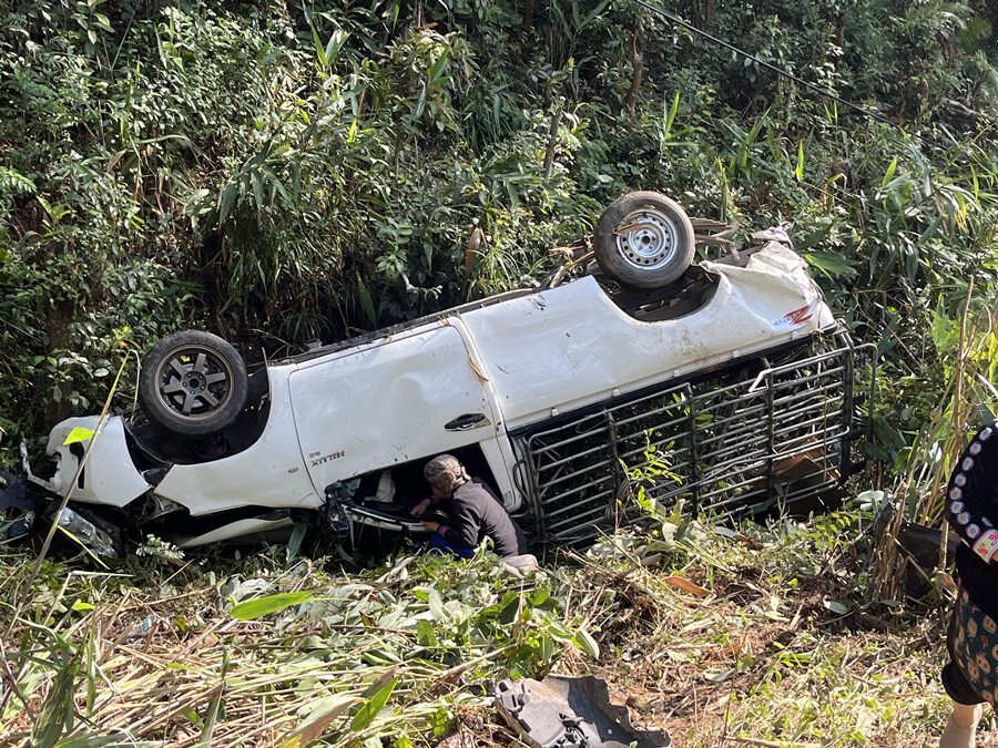 В результате столкновения фургона на улице Дой-Интанон несколько человек получили ранения, повреждены транспортные средства