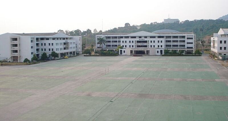 Военно-морской офицер, обвиняемый в развратных действиях с 18 курсантами, находящимися под следствием