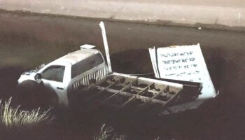 Грузовик доставки разваливается на части и погружается в канал