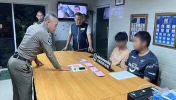 Двое медленно ехавших на микроавтобусе в Патхум-Тани были задержаны с таблетками метамфетамина