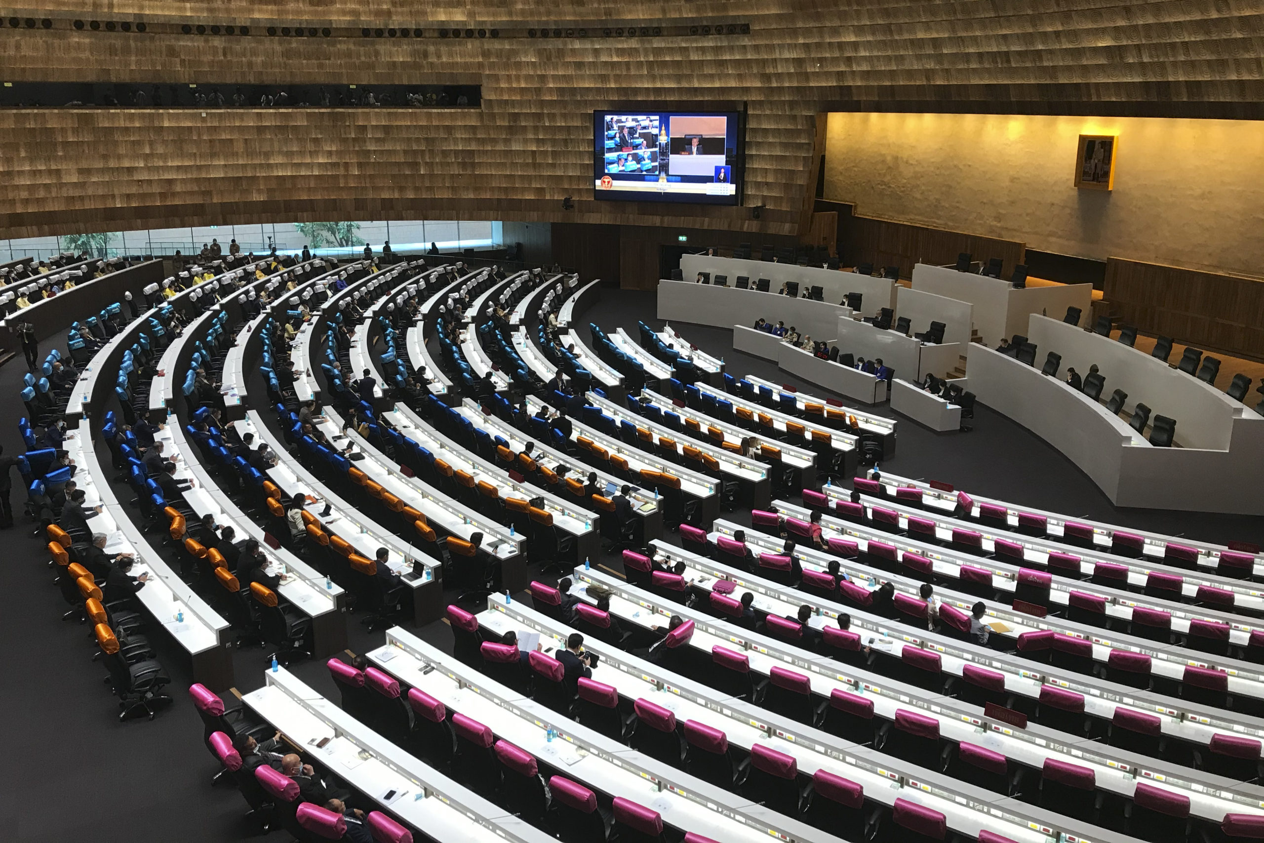 Депутатов призвали уделять приоритетное внимание срочным законопроектам на насыщенной парламентской сессии