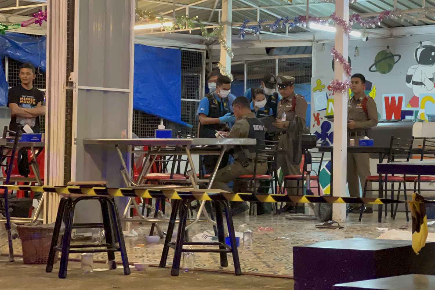 Дети теряют родителей из-за того, что пьяный и расстроенный клиент стреляет из пистолета в закусочной