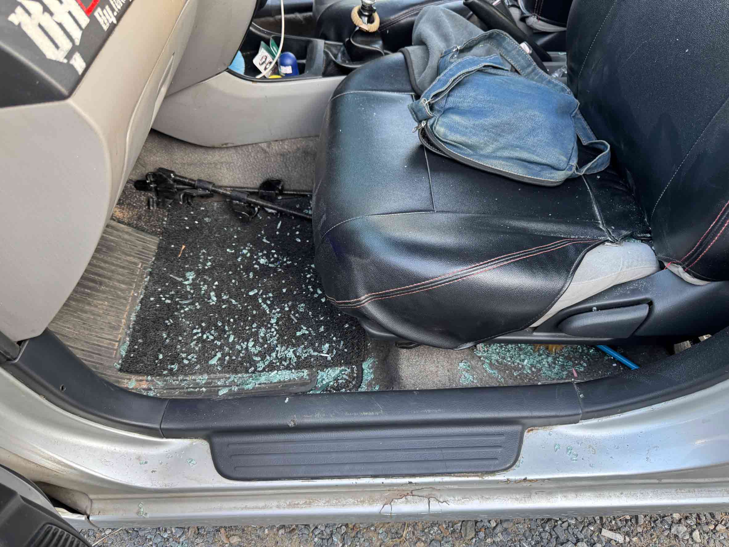 Женатый домовладелец в порыве ревности расстреливает машину бойфренда арендатора