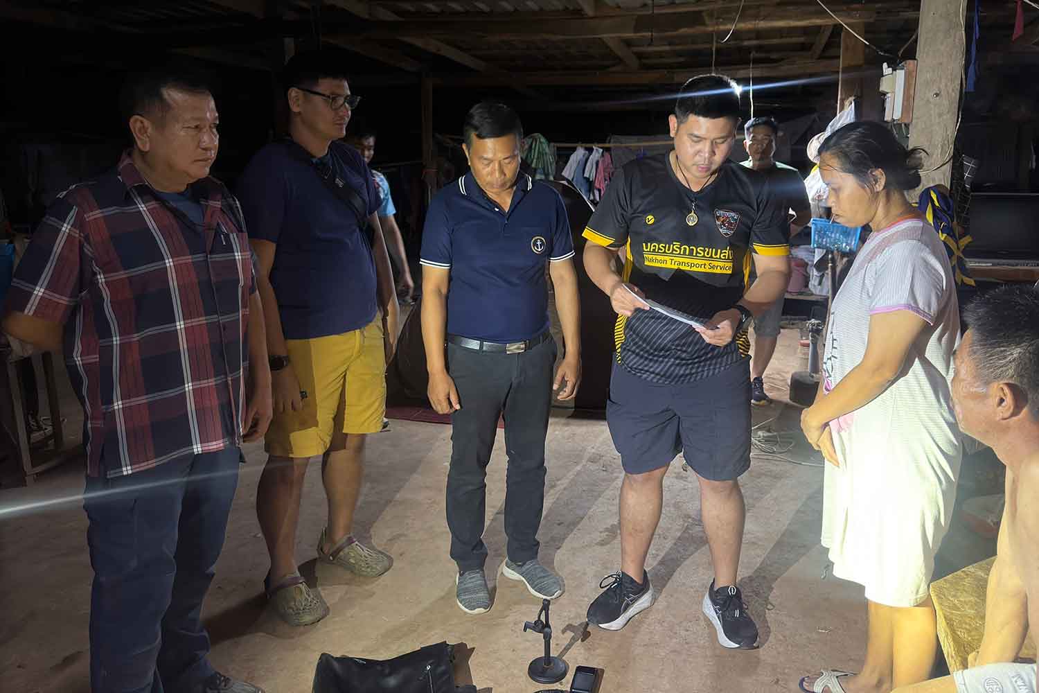 Женщина арестована после того, как тайско-британская королева красоты потеряла B4m в результате аферы с "фальшивым полицейским"