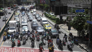 Жители Бангкока выступают против платы за пробки на дорогах и поддерживают сбор мусора: опрос