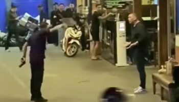 Кадры из Бангкока: Истерика пьяного полицейского в ночном клубе достигает заоблачных высот