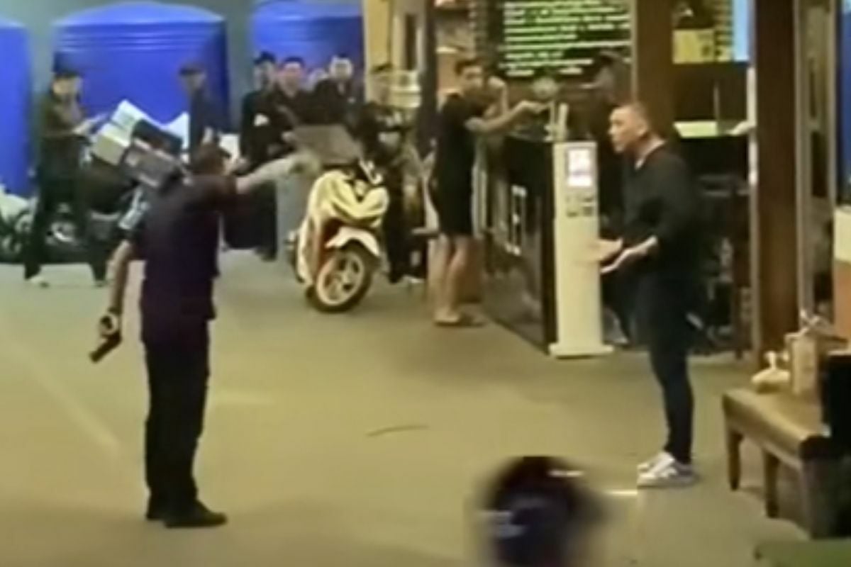 Кадры из Бангкока: Истерика пьяного полицейского в ночном клубе достигает заоблачных высот