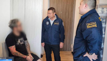 Метал-музыкант, связанный с веб-сайтом азартных игр