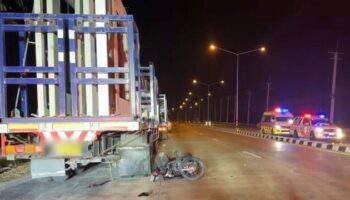 Мотоциклист погиб при столкновении с десятиколесным грузовиком в Аюттхае