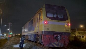 Мужчина из Мьянмы, сбитый поездом в Паттайе, получил незначительные травмы