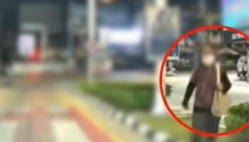 Мужчина из Таиланда поделился кадрами, на которых женщина запрыгивает в его машину на красный свет