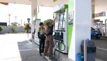 Мужчина из Таиланда сбежал со счета на заправке с помощью топливного шланга, прикрепленного к автомобилю (видео)