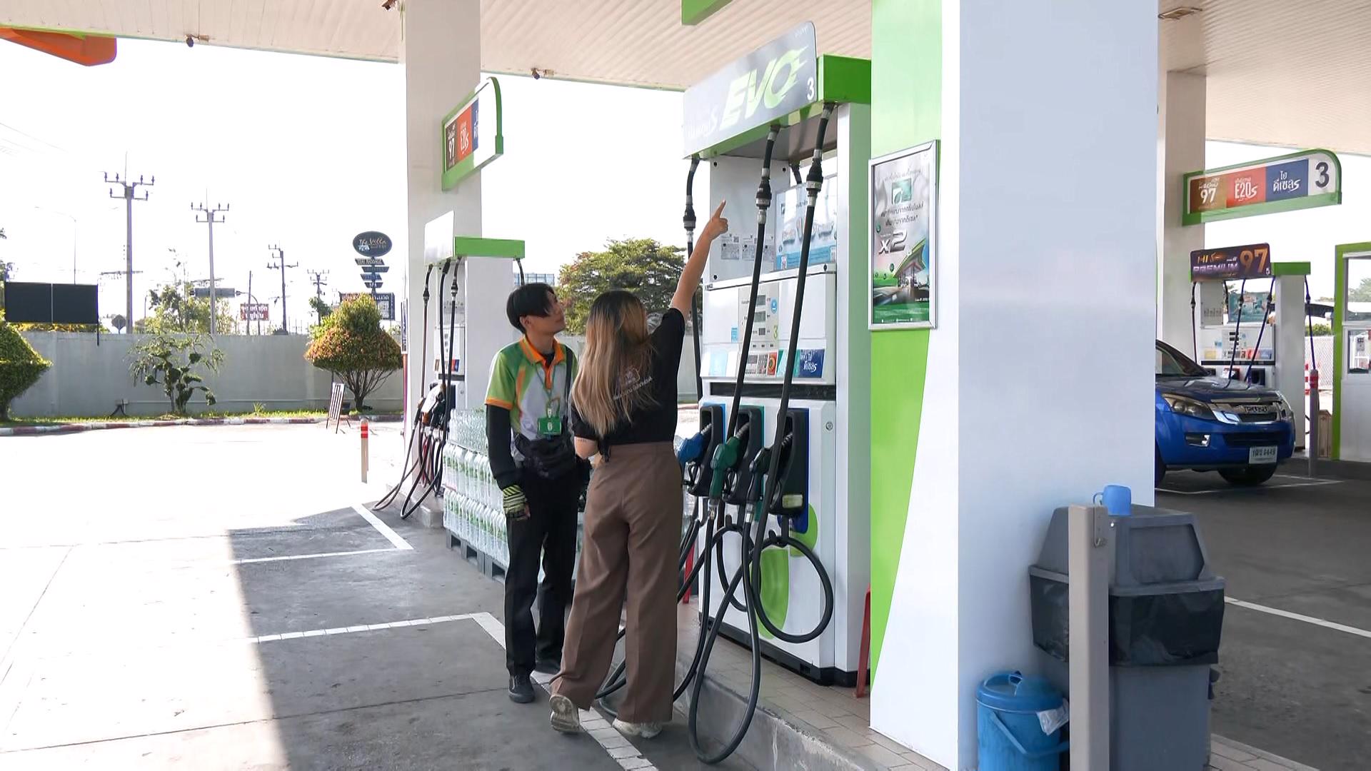 Мужчина из Таиланда сбежал со счета на заправке с помощью топливного шланга, прикрепленного к автомобилю (видео)