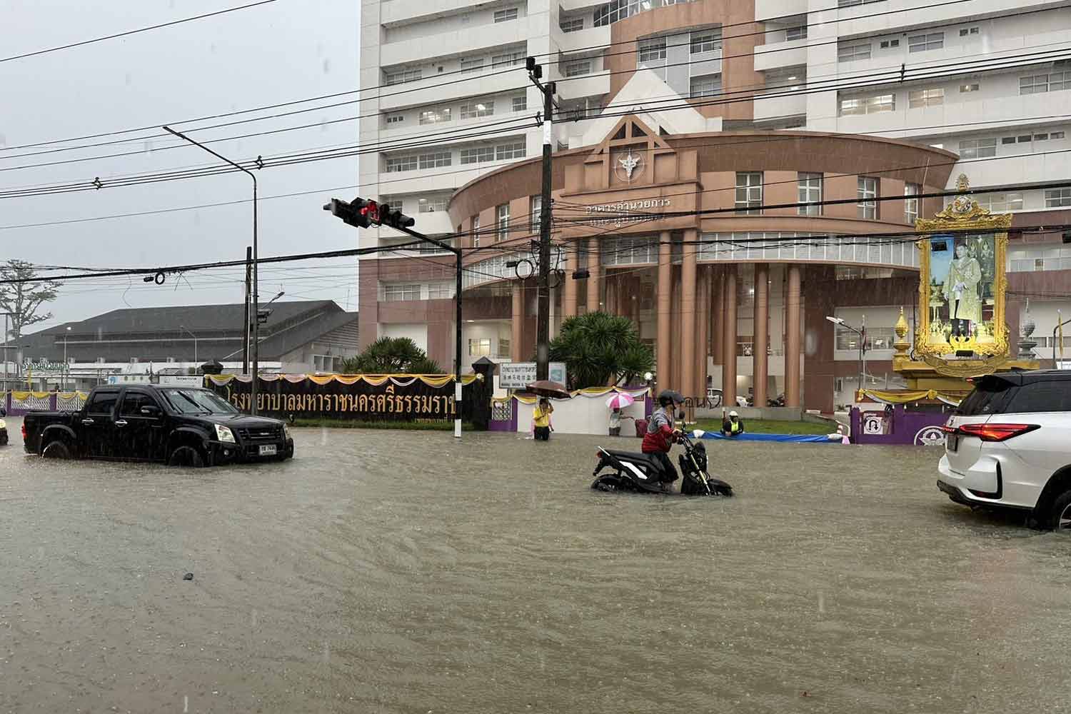 Наводнение обрушилось на центр Накхонситхаммарата