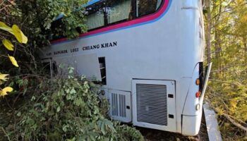 Опасность сонливости: в смертельной аварии автобуса Loei обвиняют усталость водителя