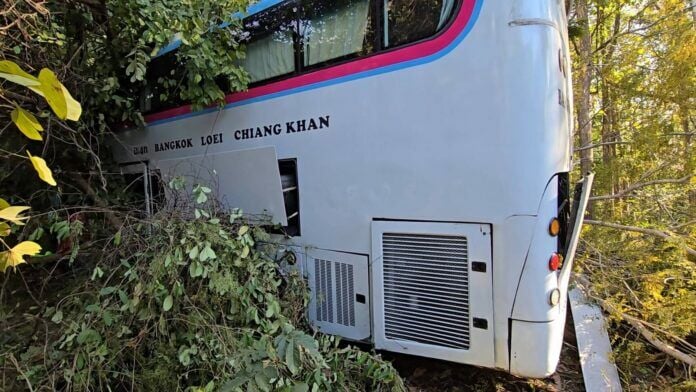 Опасность сонливости: в смертельной аварии автобуса Loei обвиняют усталость водителя