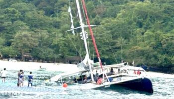 Парусный катамаран затонул у Кораллового острова