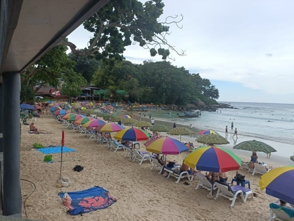 Пляжные войны: берега Ката наводнены хаосом кресел