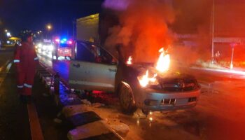 Пожар в пикапе в Чонбури закончился без пострадавших, так как водитель скрылся
