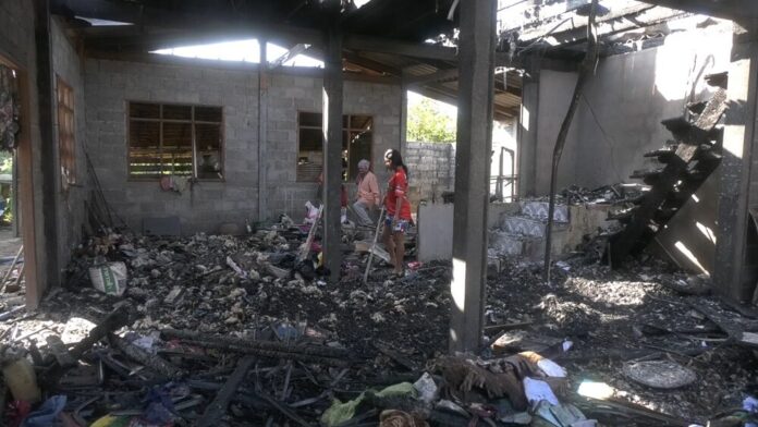 Пожар в Сурине оставил семейную пару без крова, убытки превысили 2,5 миллиона бат