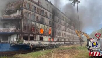 Пожар охватил знаменитый лодочный отель с привидениями на острове Ко Чанг (видео)