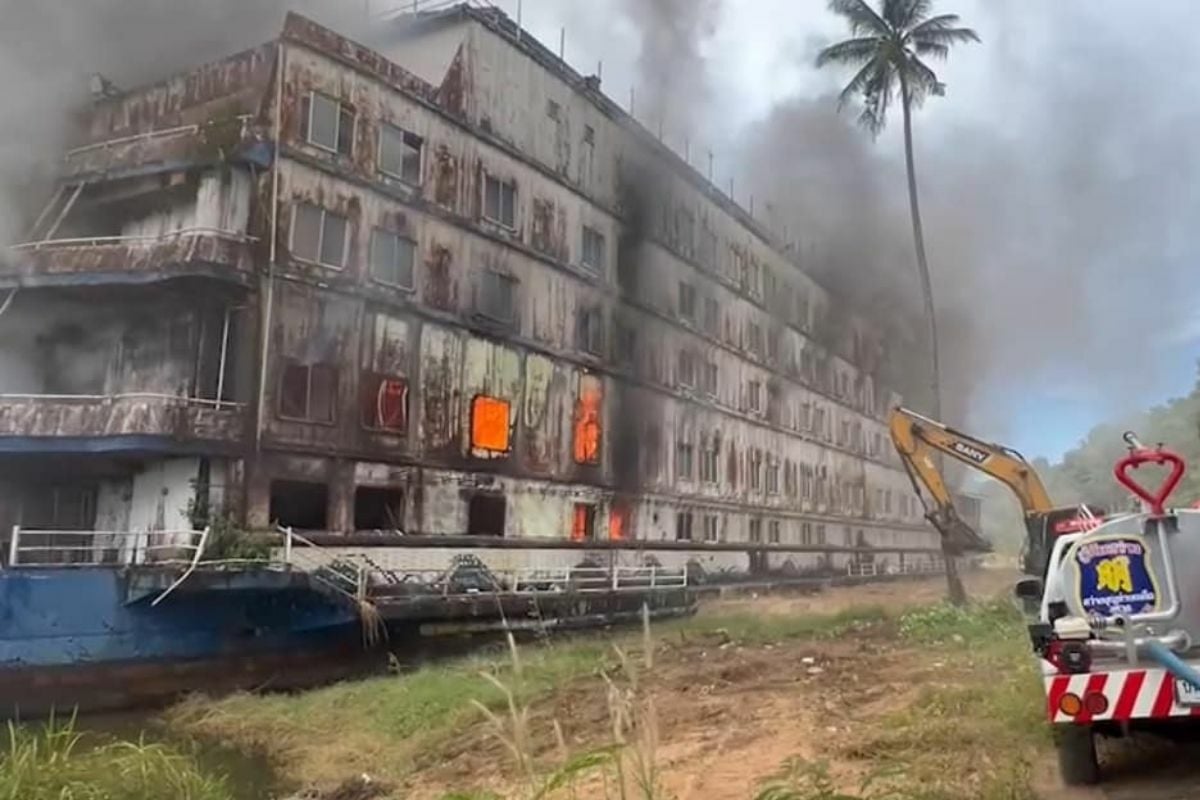 Пожар охватил знаменитый лодочный отель с привидениями на острове Ко Чанг (видео)