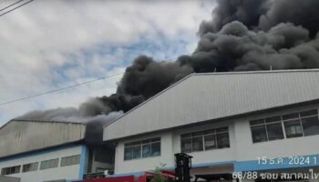 Пожар охватил фабрику в Бангкоке, аварийные службы локализовали возгорание