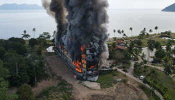 Пожар уничтожил "корабль-призрак" на острове Чанг