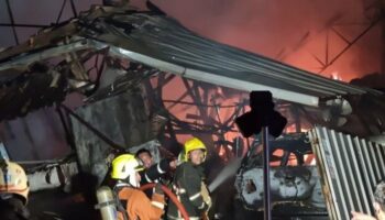 Пожар уничтожил пять автомобилей в гараже в Нонтхабури.