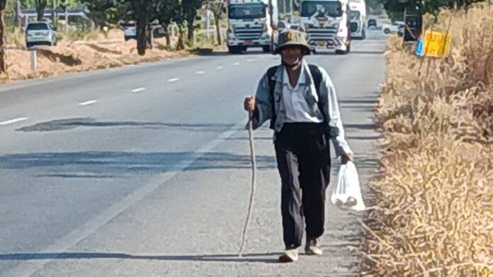 Пожилой тайский мужчина ходит пешком 14 дней, чтобы найти пропавшего сына