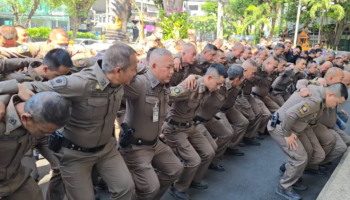 Полицейские в стрингах приседают, чтобы искупить вину за пьяное хулиганство