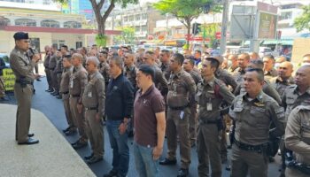 Полиция извинилась за 10 приседаний после того, как полицейский выстрелил из пистолета возле ночного клуба в Бангкоке