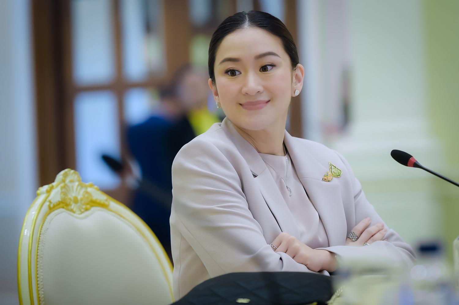 Правительство "не будет связываться с военными"