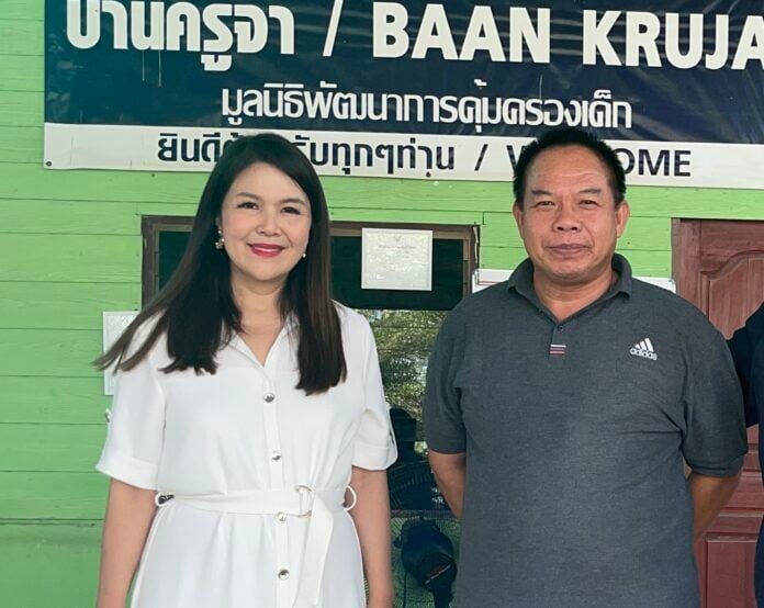 Предприниматель из Паттайи дарит эксплуатируемым детям новые велосипеды