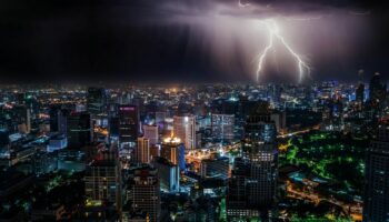 Предупреждения о сильных дождях и опасности внезапных наводнений в девяти провинциях Таиланда