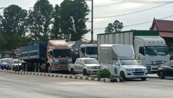 Пробки на дорогах растут по мере того, как тайские автомобилисты возвращаются домой на новый год