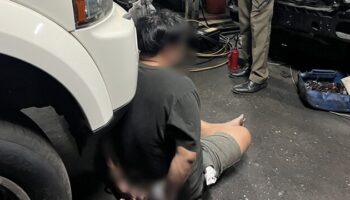 Пьяный водитель врезался в пикап с мотоциклами в Нонтхабури