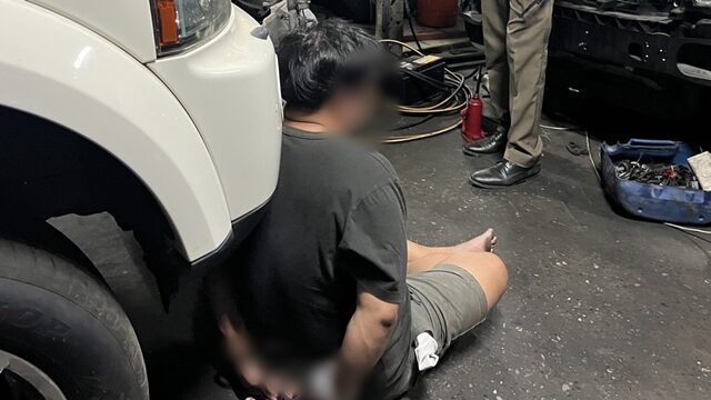 Пьяный водитель врезался в пикап с мотоциклами в Нонтхабури