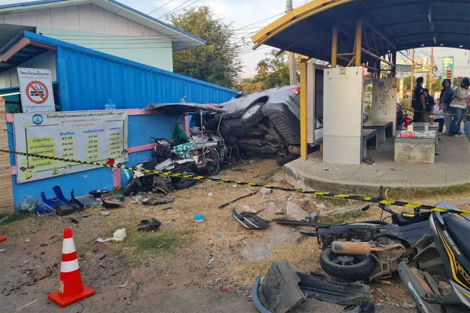 Пьяный водитель сбил полицейского, ранил учеников и родителей вне школы