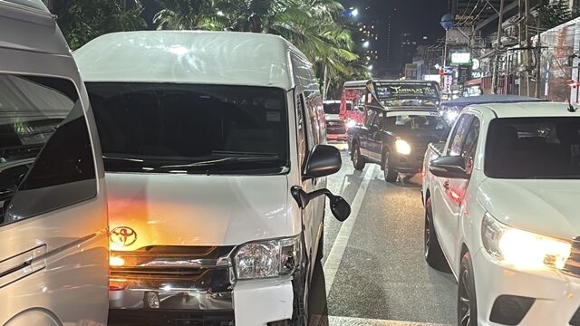 Пьяный водитель устроил беспорядок в Паттайе, врезавшись в коляску