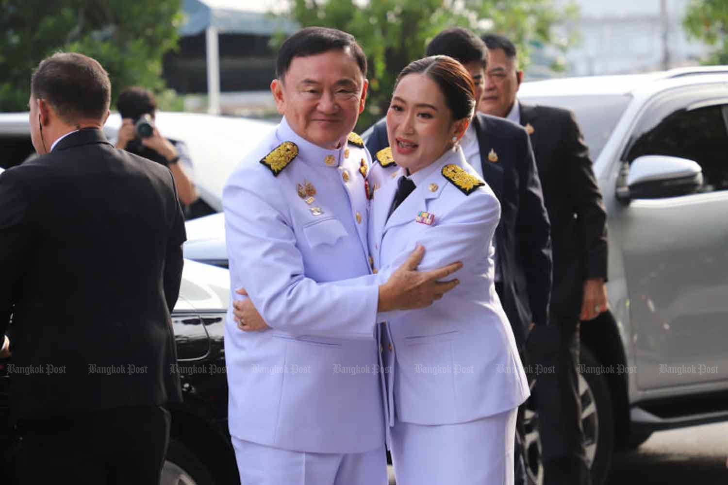 Репортеры из правительственного дома подчеркивают, что премьер-министр полагается на своего отца